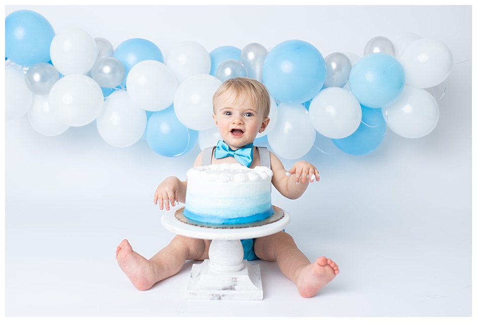 cake smash session for a first birthday with Rachel Mummert Photography